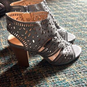 XOXO Gray Chunky Heel Sandals with Laser-Cut Design size 7.5